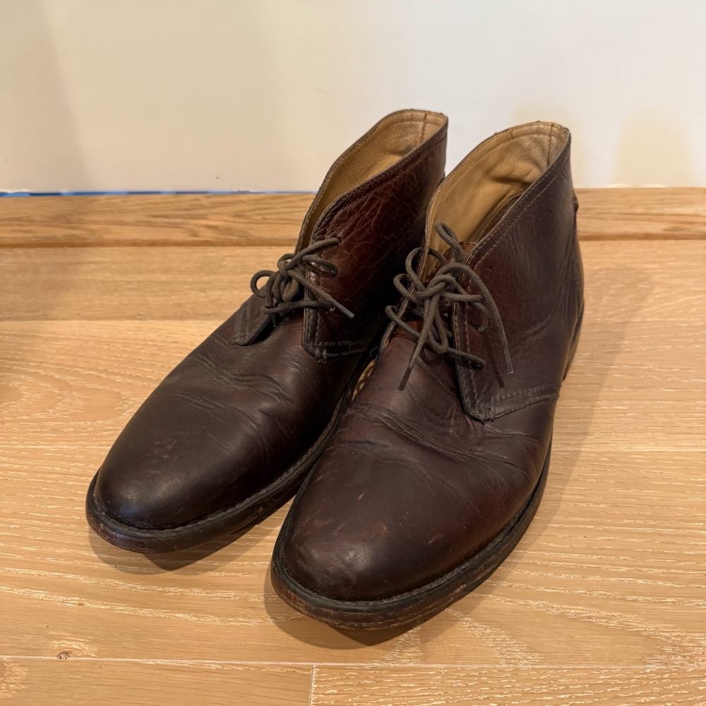 Frye Men’s Classic Brown Leather lace up chukka boot